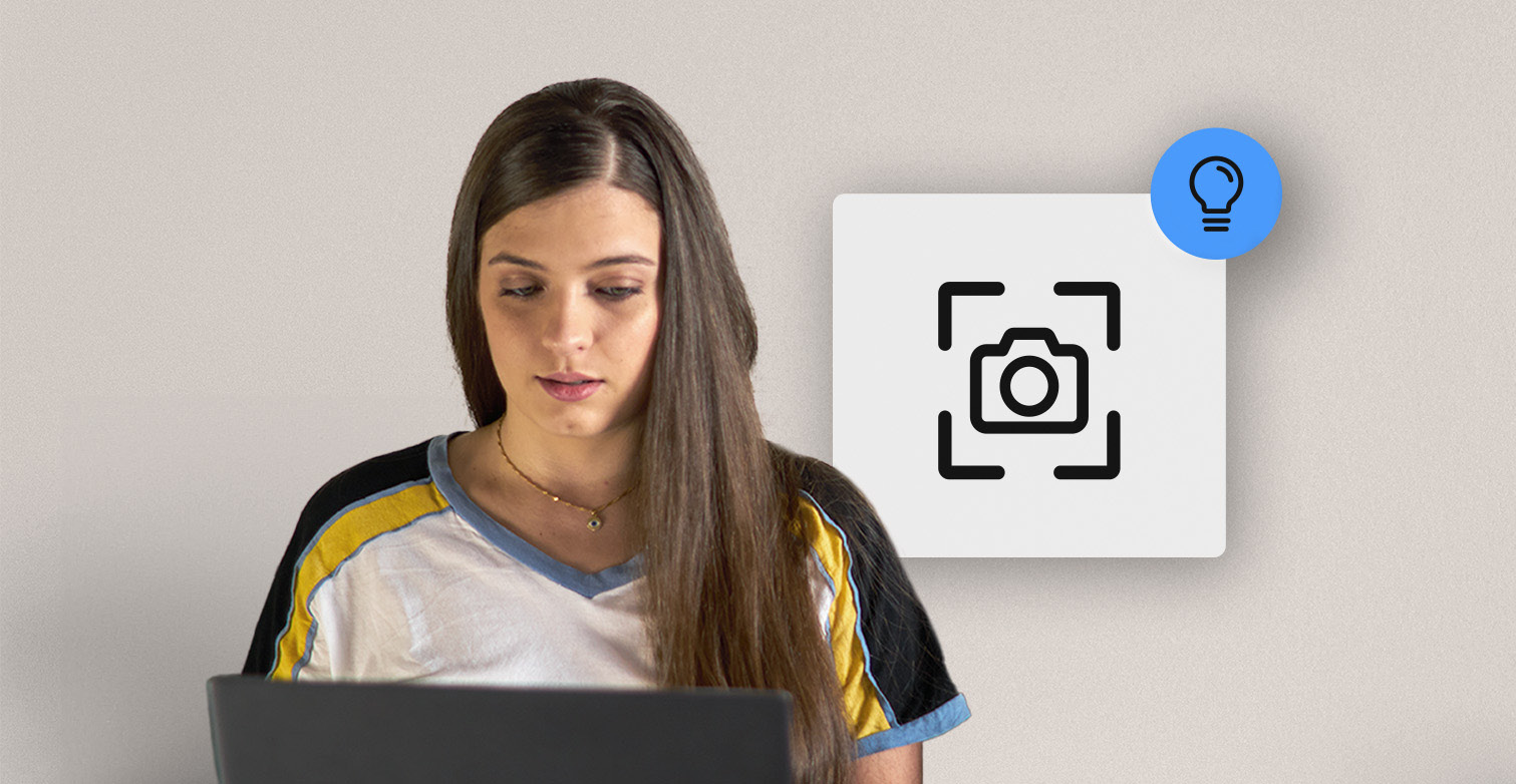 Person sitzt am Laptop und neben ihr eine Grafik mit Screenshot-Zeichen und einer Glühbirne