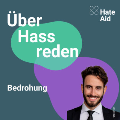 Ein türkisfarbener Hintergrund, auf dem eine grüne Blase und eine lilafarbene Blase abgebildet sind. Dazu das freigestellte Foto eines Manns mit Bart und Anzug, dazu der Text: Über Hass reden, HateAid, Bedrohung