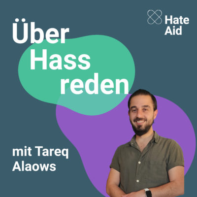 Ein türkisfarbener Hintergrund, auf dem eine grüne Blase und eine lilafarbene Blase abgebildet sind. Dazu das freigestellte Bild eines Mannes mit Bart. Dazu der Text: "Über Hass reden, HateAid, mit Tareq Alaows"