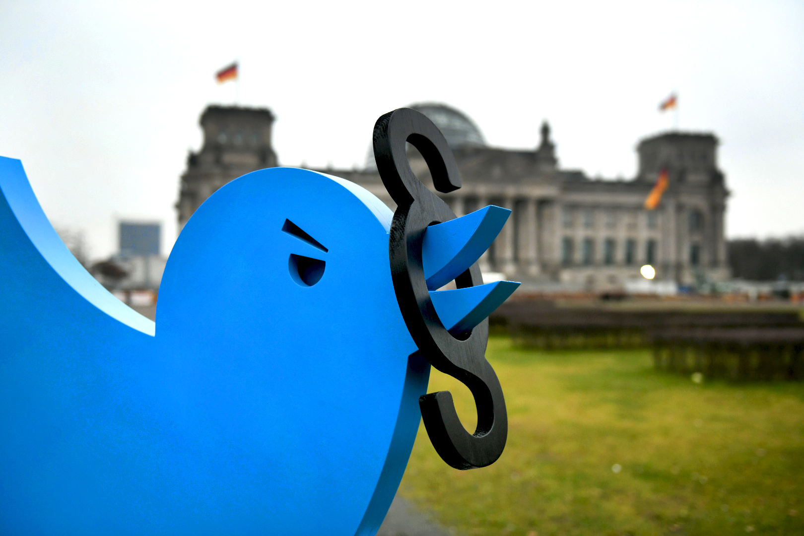 twittertrial-kickoff-2023-c-hateaid-aktionsaufsteller-nahaufnahme Twitter Grundsatzprozess - Aktion vor dem Bundestag